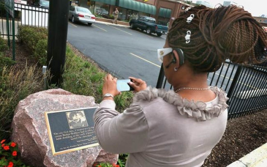 Plaque marks Chicago site of Obamas’ first kiss