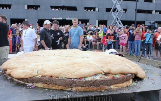 2,014-pound burger sets world record