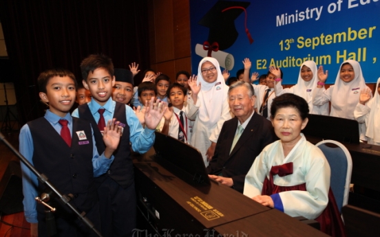 Malaysian children celebrate graduation in Korean style