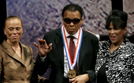 Muhammad Ali receives Liberty Medal in Philly