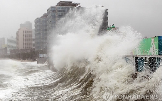 Typhoon Sanba slams S. Korea hard, causes property damage