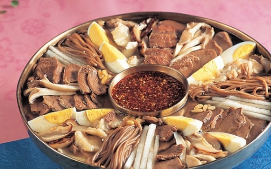 Eobok-jaengban (boiled meat platter)