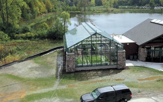 Hospital greenhouse producing food ― and wellness