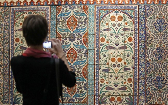 Amid cultural clash, Louvre honors Islamic art