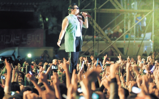 Psy goes all out with 80,000 fans