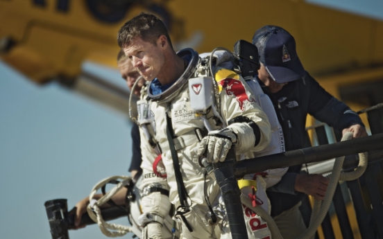 Skydiver calls off supersonic jump