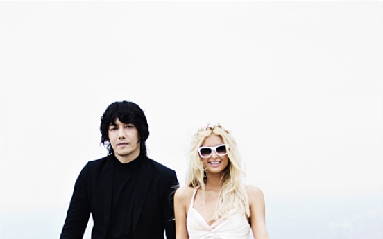 Singer Kim Jang-hoon and Paris Hilton in 3-D music video