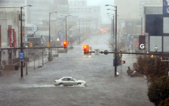 Four dead as Sandy slams into U.S. East Coast