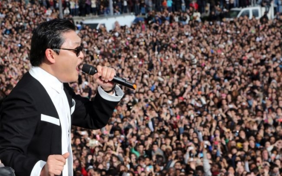 20,000 excited fans welcome Psy to Paris