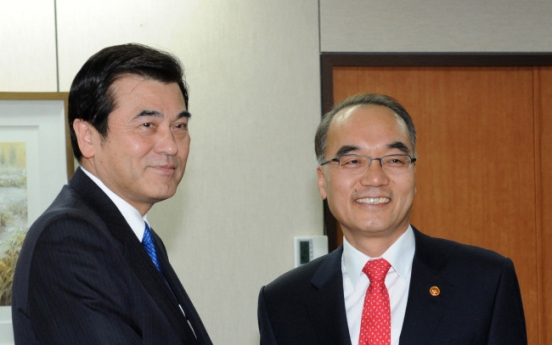 Finance chiefs of Korea, Japan share need to resume FTA talks