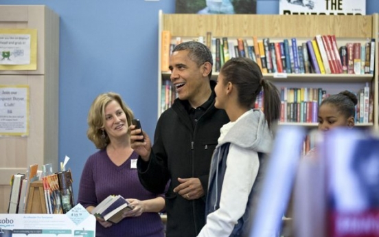 Obama, daughters venture out to shop