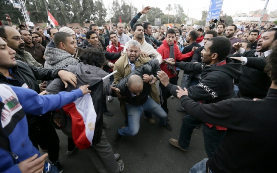 Tanks deployed at Egypt presidential palace