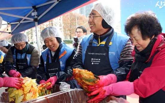 Shinhan Financial shares with community under Christmas tree