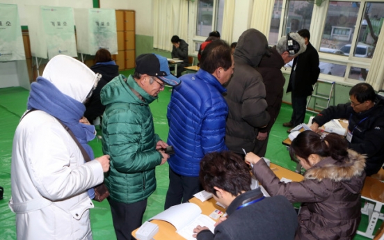 S. Koreans go to the polls to pick next president