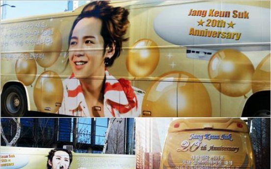 Japanese fans present ‘Jang Keun-suk Bus’ to mark actor’s debut