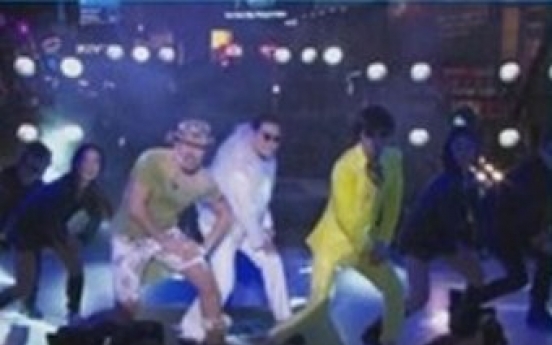 “Gangnam Style” video stars perform in Times Square