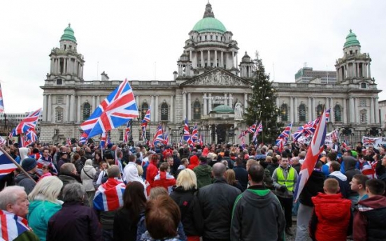 Violence in Northern Ireland continues despite peace talks