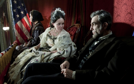 ‘Lincoln’ leads Oscars with 12 nominations