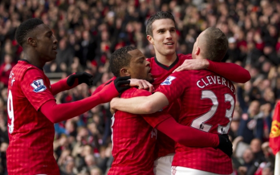 Title rivals United, City win