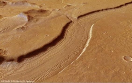 Mars image suggests ancient water flow