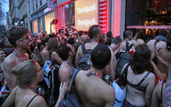 [Photo] Desigual Semi-naked Party in Paris