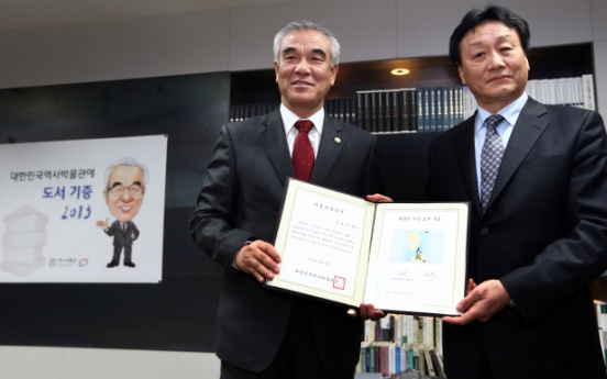 Culture minister donates over 2,000 books to museum