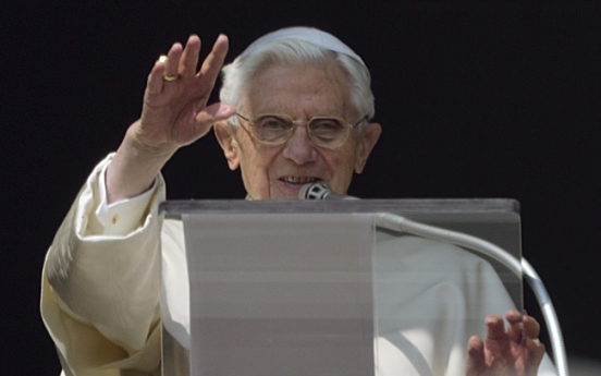 Pope blesses huge crowd in St. Peter’s Square