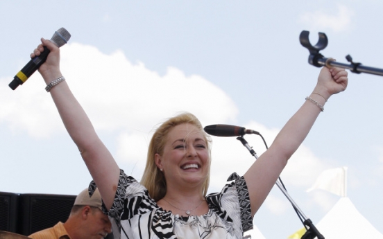 Mindy McCready found dead in apparent suicide: report