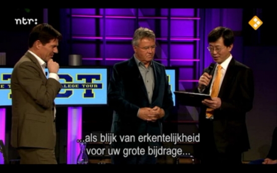 Psy lauds Hiddink on Dutch TV show