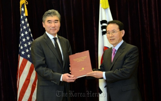 Sunfull founder Min presents condolence book to U.S. envoy