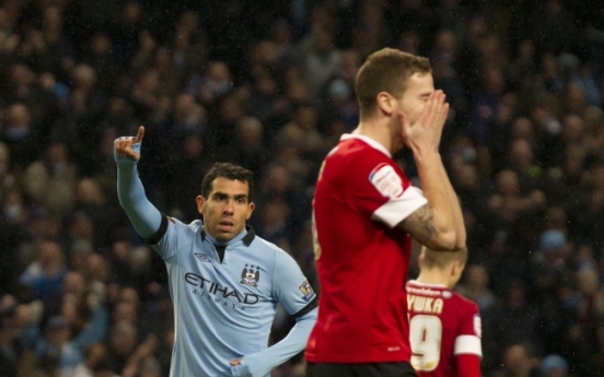 Tevez leads City into semis