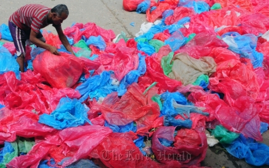 Initiatives fail to stop plastic bag addiction