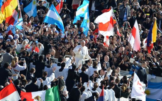 Pope greets crowds at inauguration