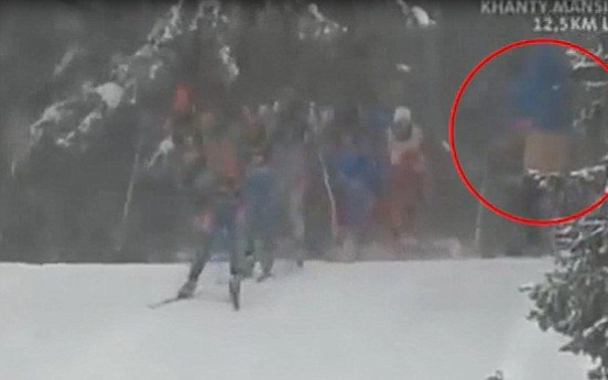 Pervert flashes female skiers at biathlon competition