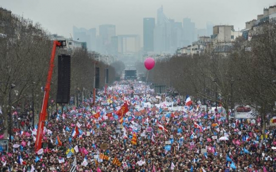 Clashes at Paris anti-gay marriage rally