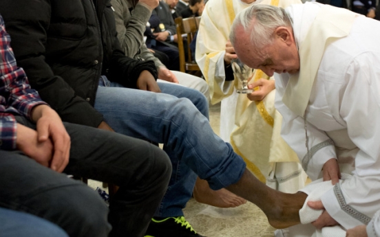 Pope washes women’s feet in Rome