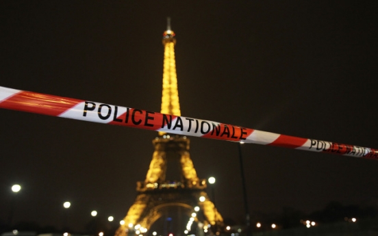 Eiffel Tower evacuated after bomb threat