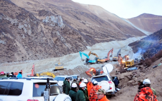 Slim chance of life after Tibet mudslide buries 83 workers