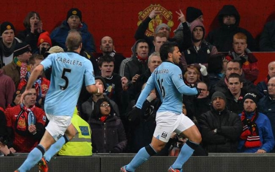 Aguero helps City cool off United