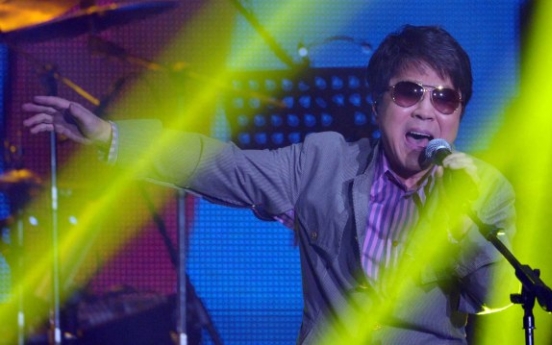 Cho Yong-pil comeback show lively, though a letdown