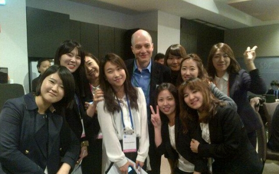 Alain de Botton ‘working hard in Seoul’