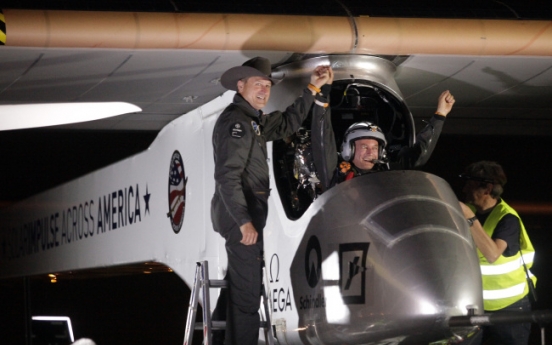 Solar plane lands in Arizona, 1st leg of trip