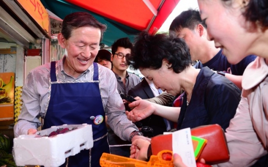 [Photo News] Tycoon selling fruits