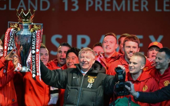 United fans pack streets to honor Ferguson, team