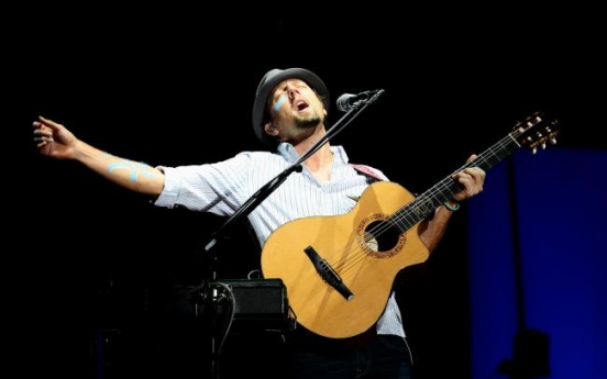 Mraz and his band serenade 18,000 fans