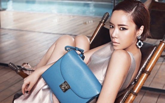 [Photo News] Actress Hwang Jung-eum wows fans with fashion photos