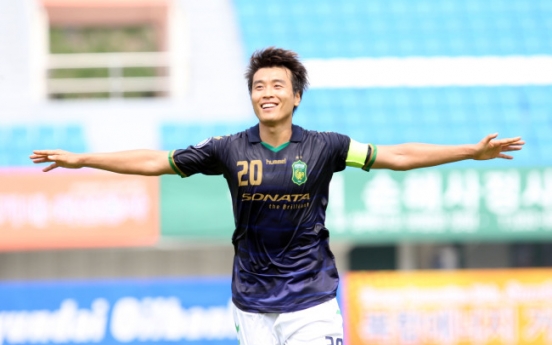 Korean striker Lee Dong-gook looking for early goal vs. Lebanon