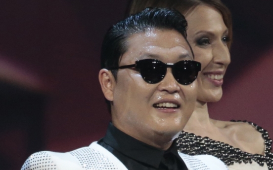 Russian fans go wild during Psy’s first visit