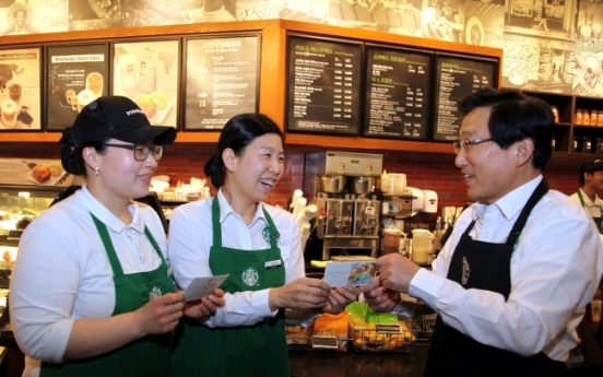 Starbucks CEO motivates staff with compliments