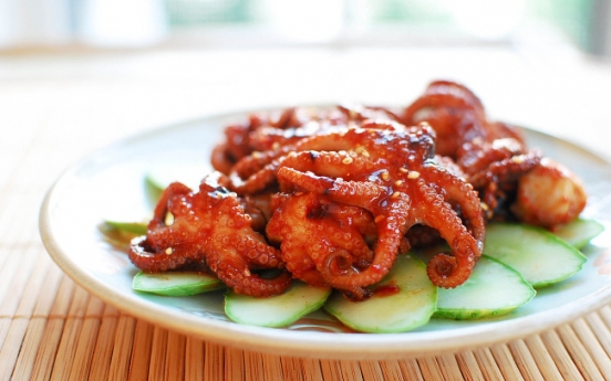 Jjukkumi guui, (spicy grilled baby octopus)